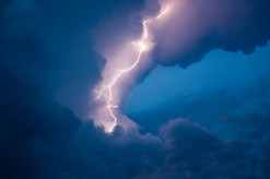 夏季影響航空飛行安全的氣象因素